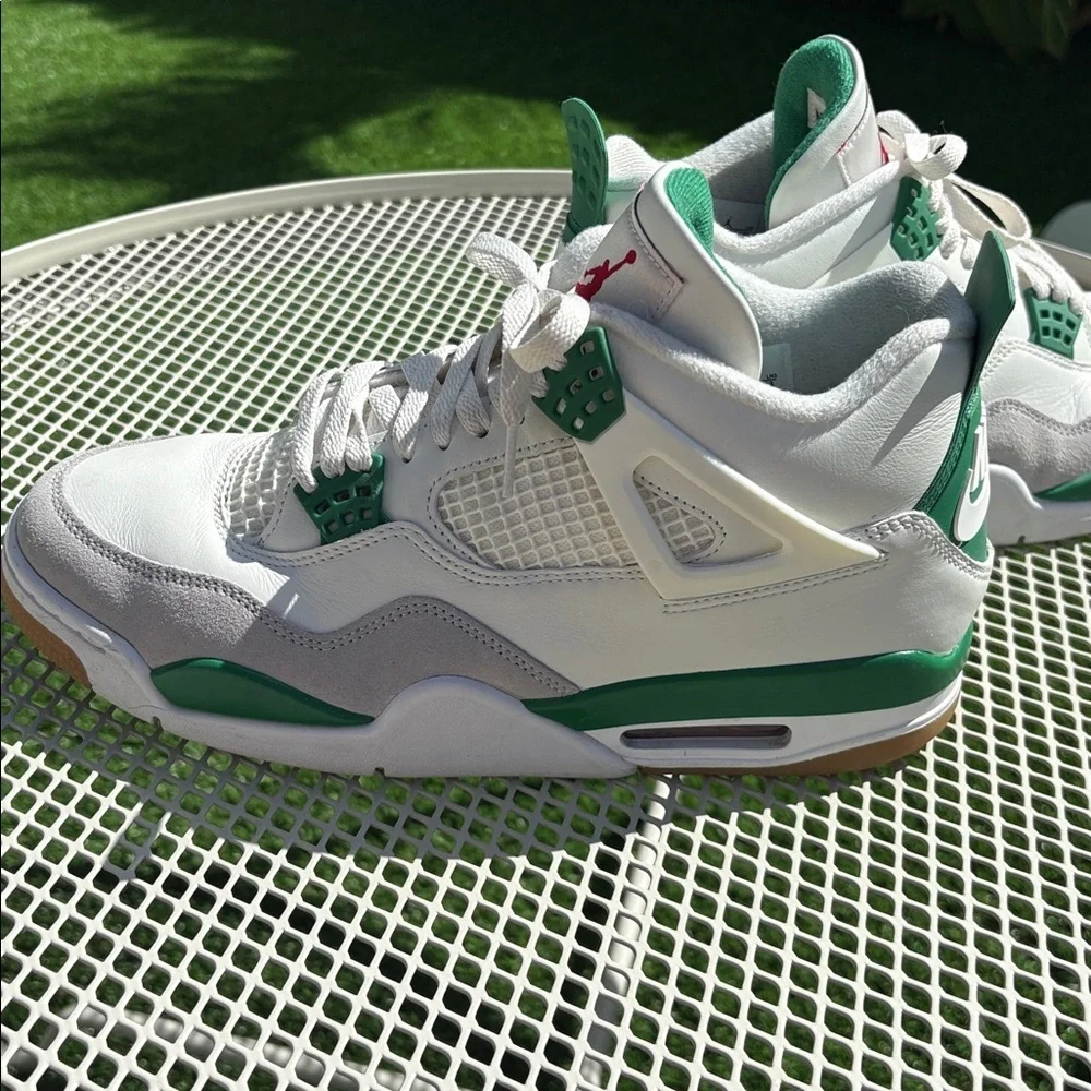 EUC Authentic Nike Jordan Retro SB Green & White